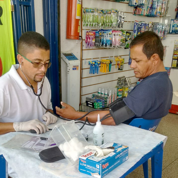 Dr. Erinaldo aferindo a glicemia de um paciente.